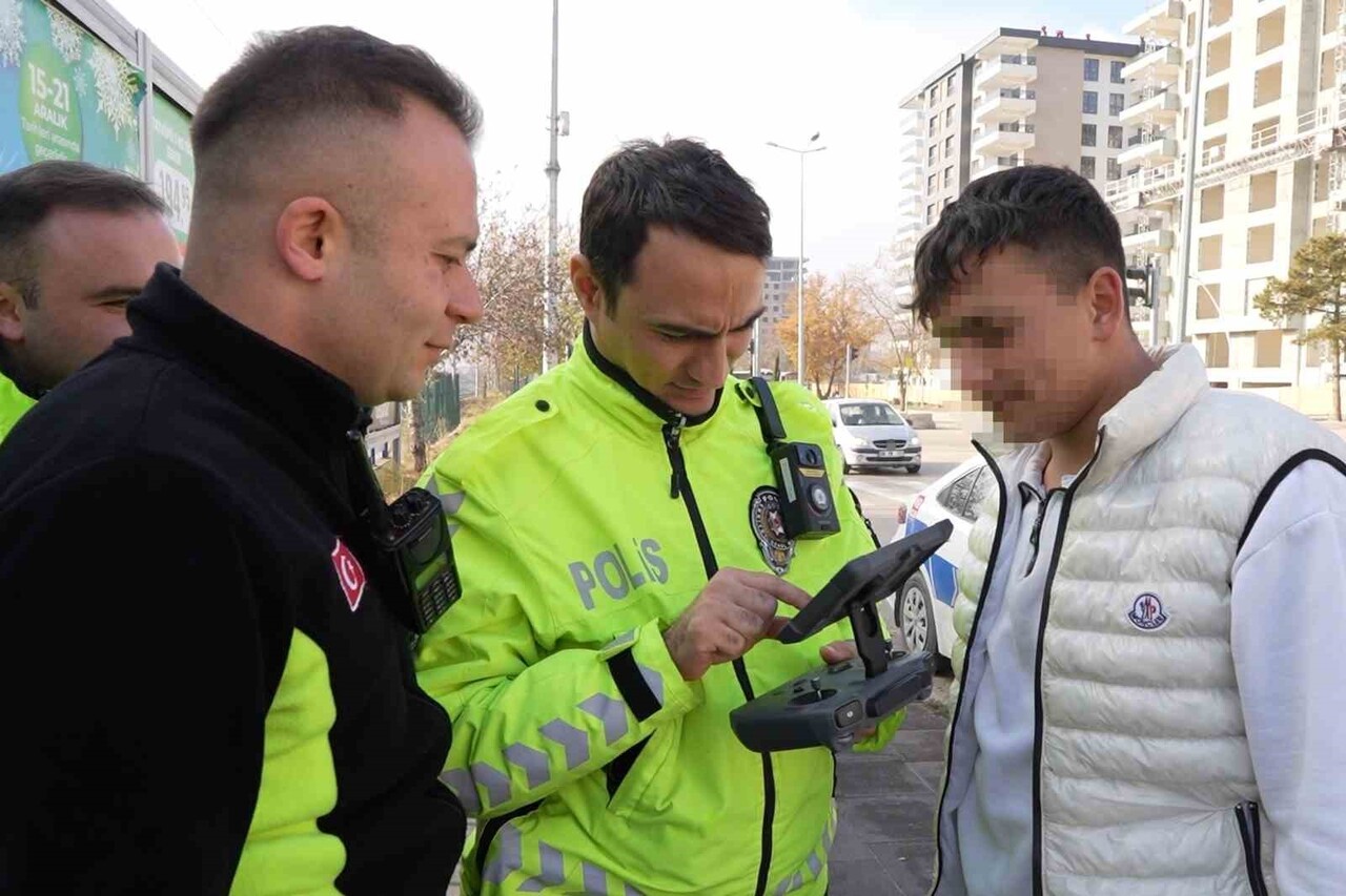 KIRIKKALE'DE DRON DESTEKLİ TRAFİK DENETİMİNDE UYARI LEVHASINI FARK EDİP ARACIN YOLCU KAPISINDAN...