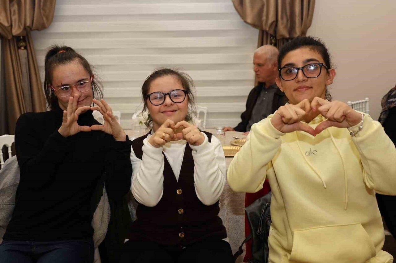 KIRIKKALE'DE ÖZEL BİREYLER DÜZENLENEN PROGRAMDA MÜZİK EŞLİĞİNDE OYNAYIP HALAY ÇEKEREK GÖNÜLLERİNCE...