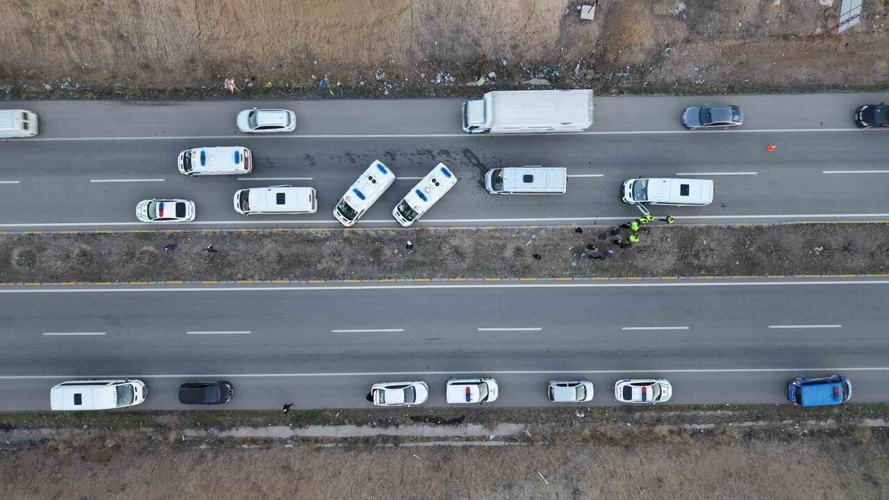 KIRIKKALE’DE 3 SERVİS ARACININ KARIŞTIĞI ZİNCİRLEME TRAFİK KAZASINDA 10 İŞÇİ YARALANDI.