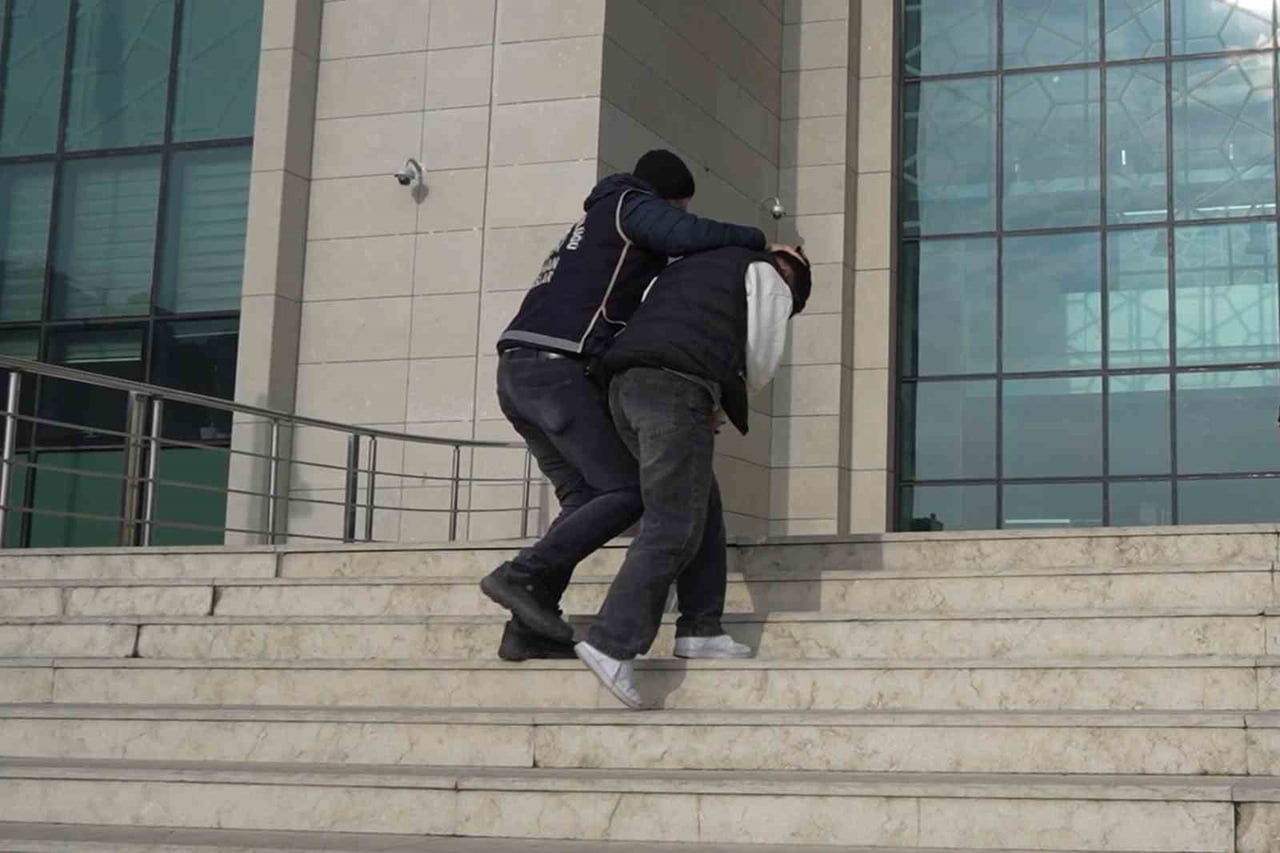 KIRIKKALE’DE BİR GENCİN PARASINI GASP ETTİKLERİ VE KİŞİSEL GÖRÜNTÜLERİ ÜZERİNDEN 100 BİN LİRA...