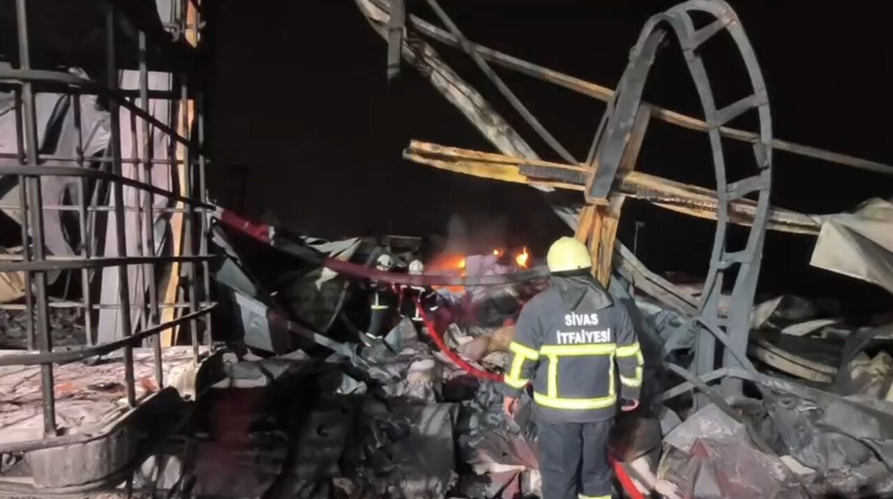 KIRIKKALE’DE BİR KİMYA FABRİKASINDA ÇIKAN YANGINA SİVAS’TAN GİDEN EKİPLER, SÖNDÜRME ÇALIŞMALARINA...