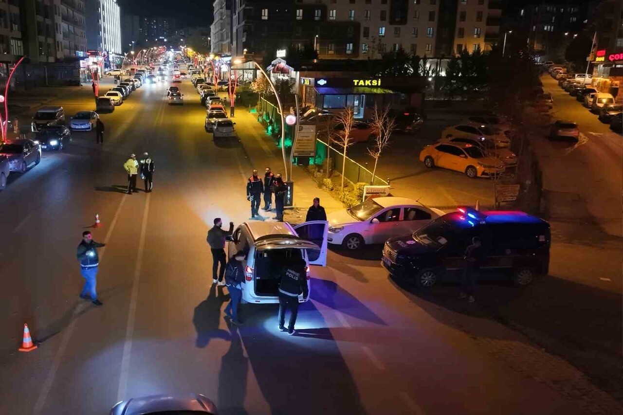 KIRIKKALE’DE POLİS EKİPLERİ, ÖZELLİKLE ÜNİVERSİTE ÖĞRENCİLERİNİN YOĞUN BULUNDUĞU BÖLGELERDE...