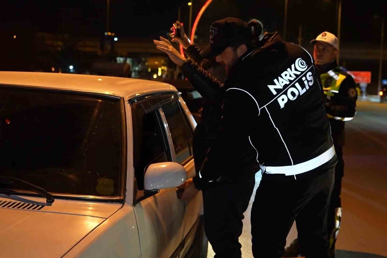 KIRIKKALE’DE POLİS EKİPLERİ, ÖZELLİKLE ÜNİVERSİTE ÖĞRENCİLERİNİN YOĞUN BULUNDUĞU BÖLGELERDE...