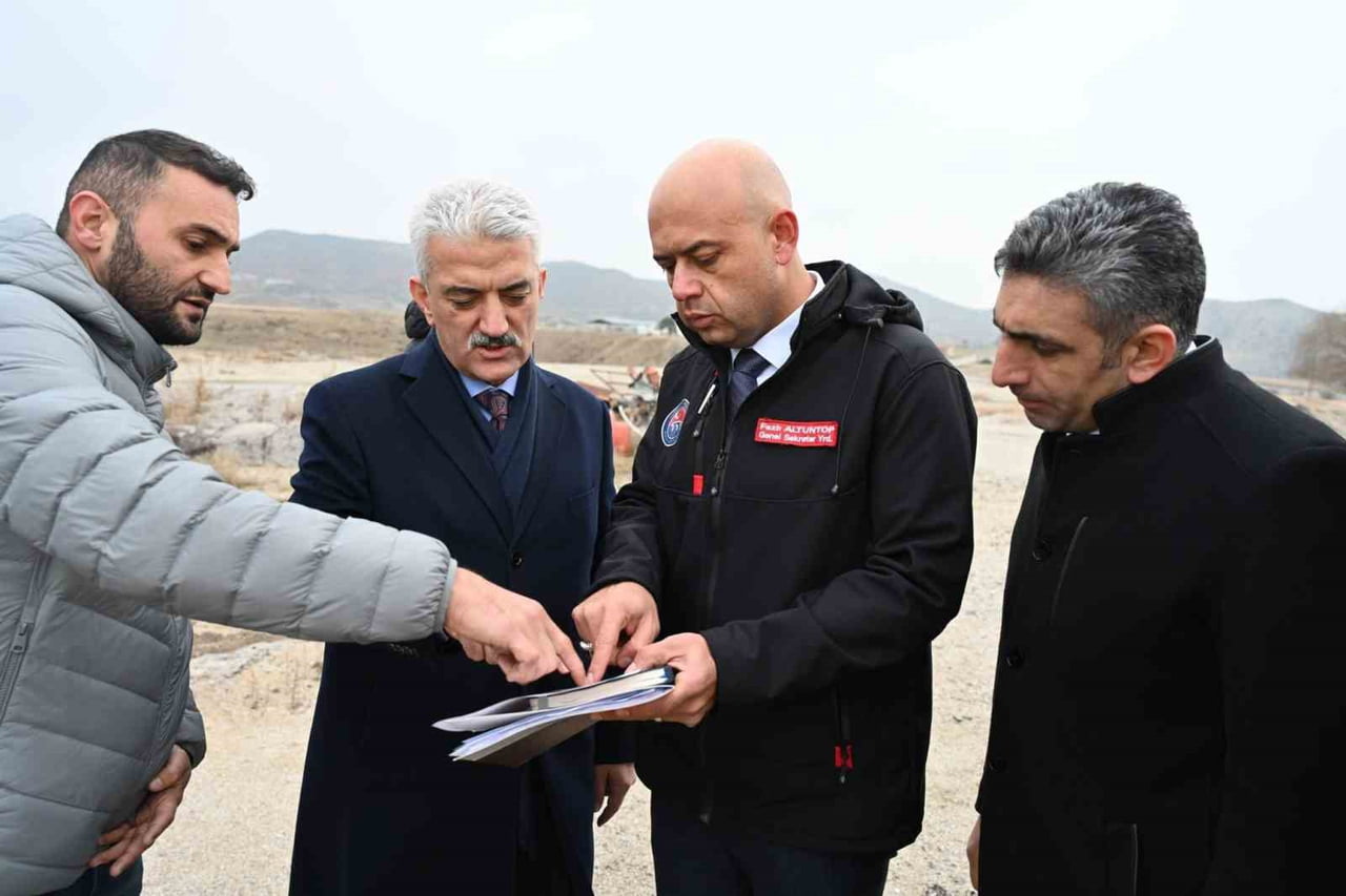 KIRIKKALE VALİSİ MEHMET MAKAS (SOLDAN İKİNCİ) İL ÖZEL İDARESİNE KAZANDIRILAN ASFALT PLENT...