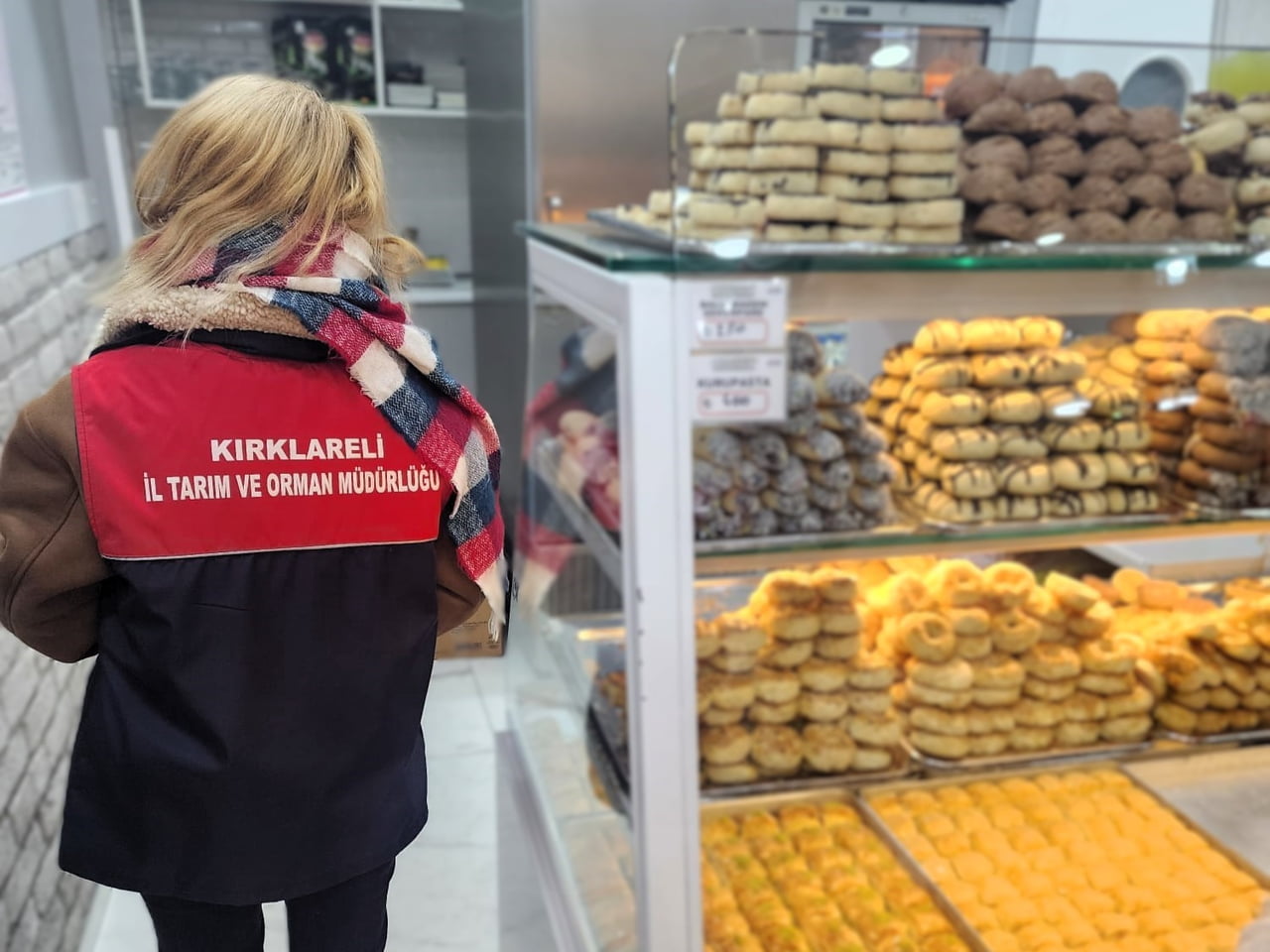 KIRKLARELİ'NDE YAKLAŞAN YILBAŞI ÖNCESİ PASTA, KURABİYE, TATLI VE ŞEKERLEME SATIŞI YAPAN...