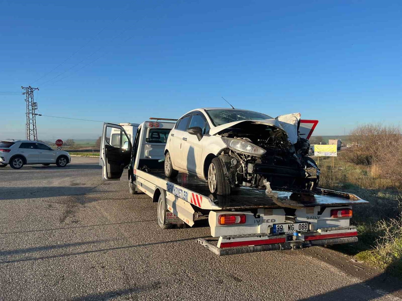 KIRKLARELİ'NİN LÜLEBURGAZ İLÇESİNDE KÖY KAVŞAĞINDA İKİ OTOMOBİLİN ÇARPIŞMASI SONUCU 2 KİŞİ...