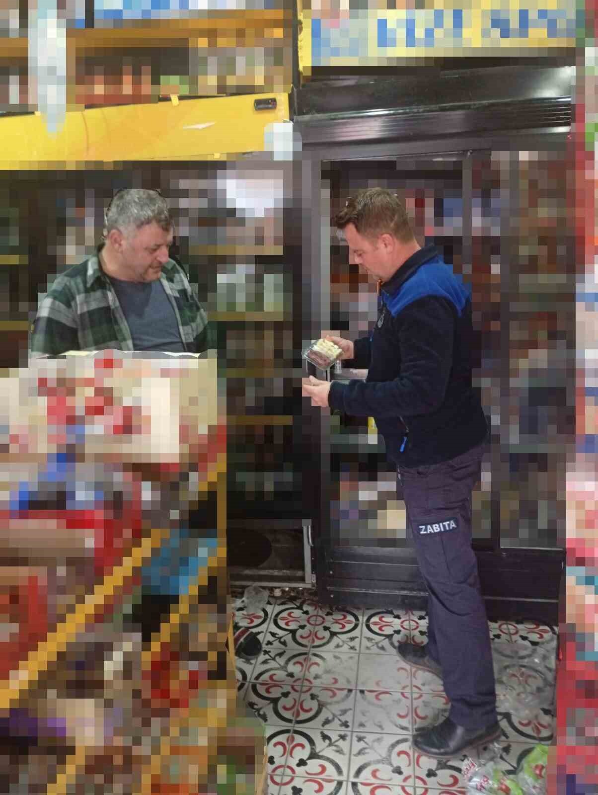 KIRKLARELİ'NİN PINARHİSAR İLÇESİNDE FAALİYET GÖSTEREN MARKETLERDE ZABITA MÜDÜRLÜĞÜ EKİPLERİ...