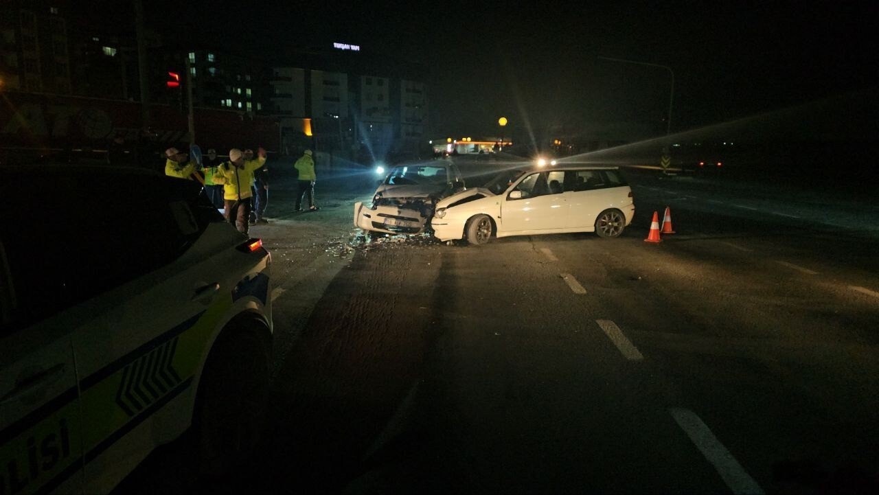 KIRMIZI IŞIK İHLALİ KAZAYA NEDEN OLDU: 2 YARALI