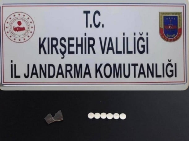 KIRŞEHİR'DE JANDARMA EKİPLERİ UYUŞTURUCU OPERASYONU YAPTI. 1 KİŞİ YAPILAN OPERASYONDA EVİNDE...