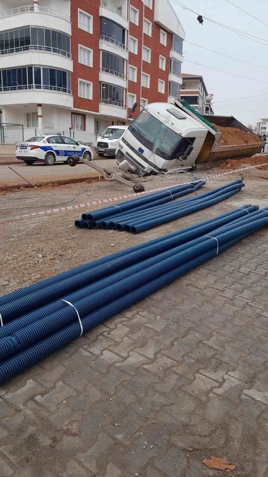 KIRŞEHİR'DE PARK HALİNDE BIRAKILAN BİR KAMYON, EL FRENİNİN ÇEKİLMEMESİ NEDENİYLE HAREKET EDEREK...