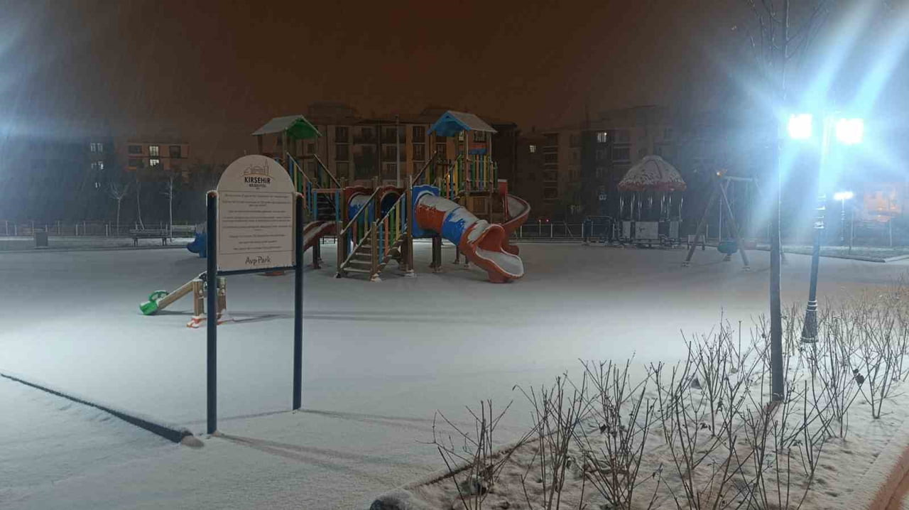 KIRŞEHİR'DE SABAH SAATLERİNDEN İTİBAREN ETKİLİ OLAN SOĞUK HAVA, AKŞAM SAATLERİNDE YERİNİ KAR...