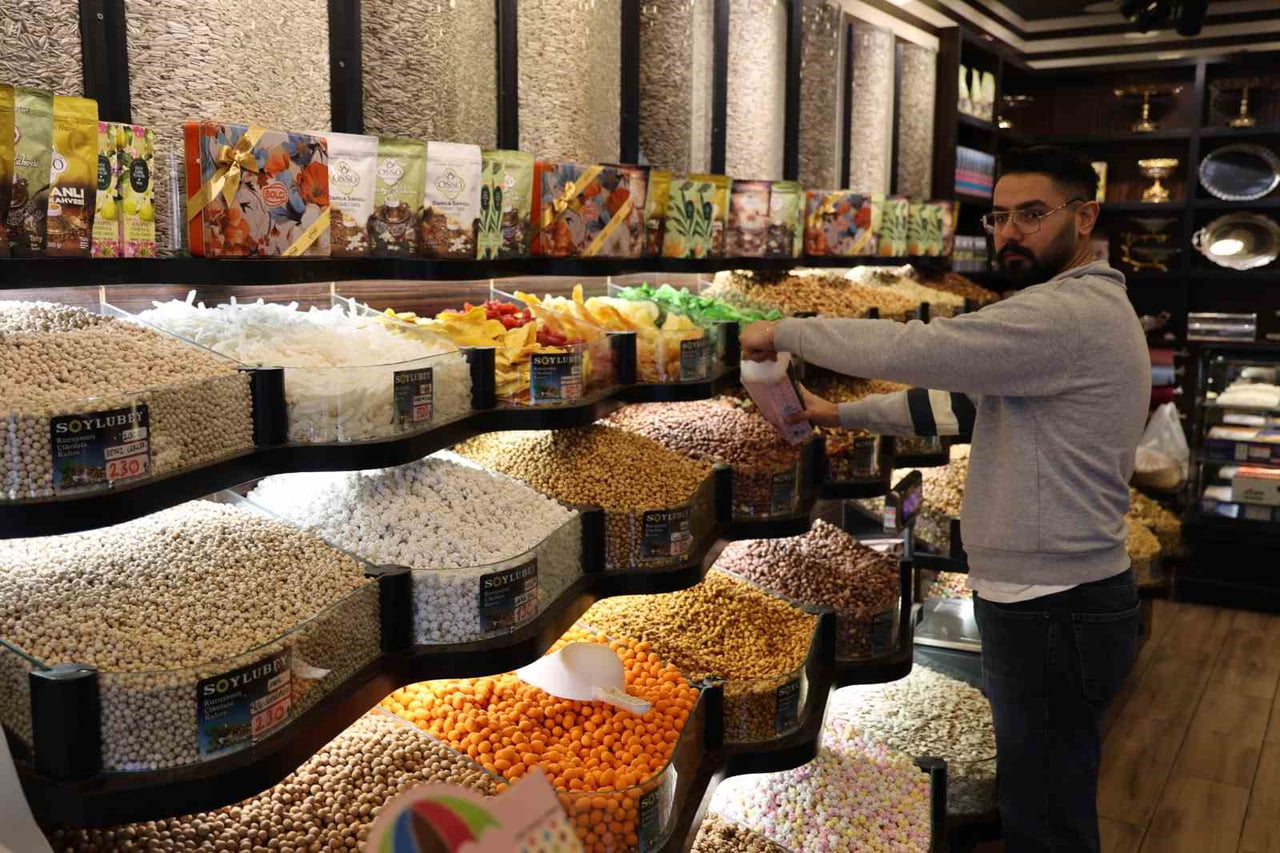 KIRŞEHİR'DE YENİ YIL ÖNCESİNDE KURUYEMİŞÇİ ESNAFI, VATANDAŞLARIN YILBAŞINDA EN ÇOK TÜKETTİĞİ...