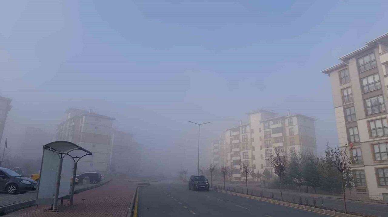 KIRŞEHİR’DE SABAH SAATLERİNDE ETKİLİ OLAN YOĞUN SİS, SÜRÜCÜ VE YAYALARA ZOR ANLAR YAŞATTI. ERKEN...