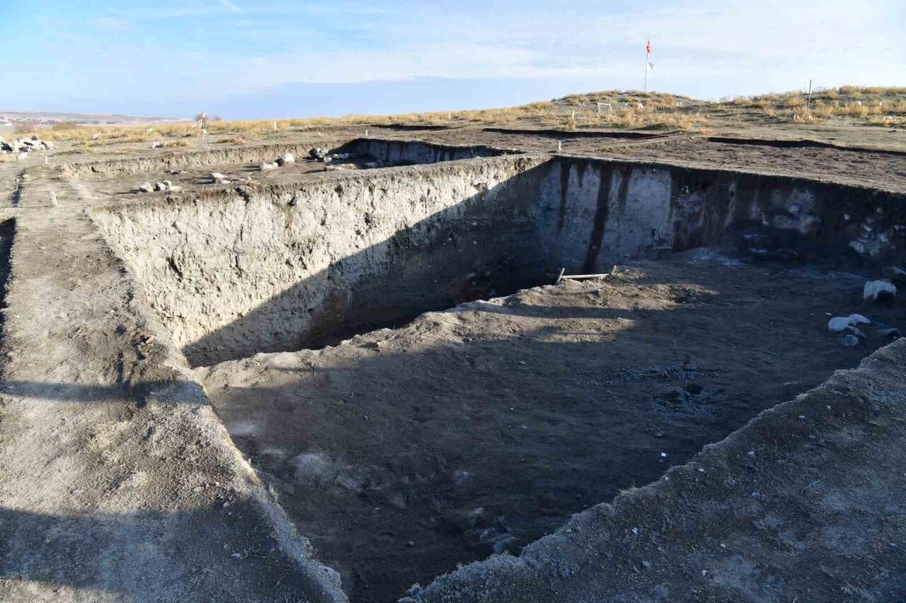 KIRŞEHİR’DE YÜRÜTÜLEN ARKEOLOJİK ÇALIŞMALAR KAPSAMINDA HASHÖYÜK’TE YENİ BİR KAZI DÖNEMİ...