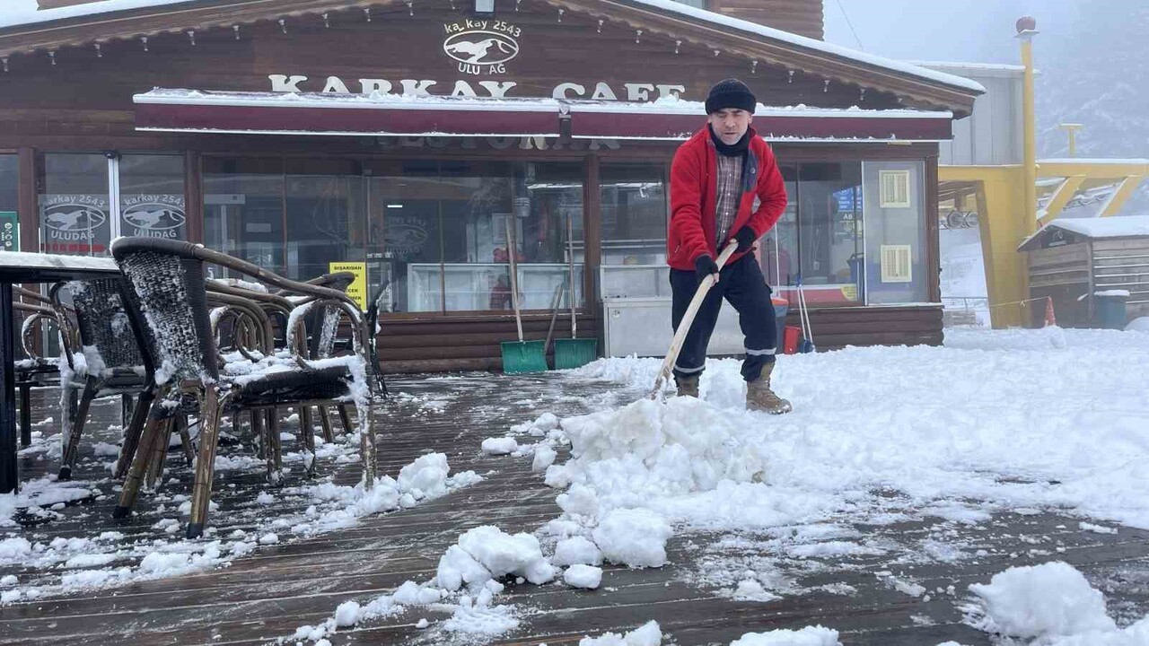 KIŞ TURİZMİNİN ÖNEMLİ MERKEZLERİNDEN OLAN ULUDAĞ'DA KAR KALINLIĞI 10 SANTİMETREYE...