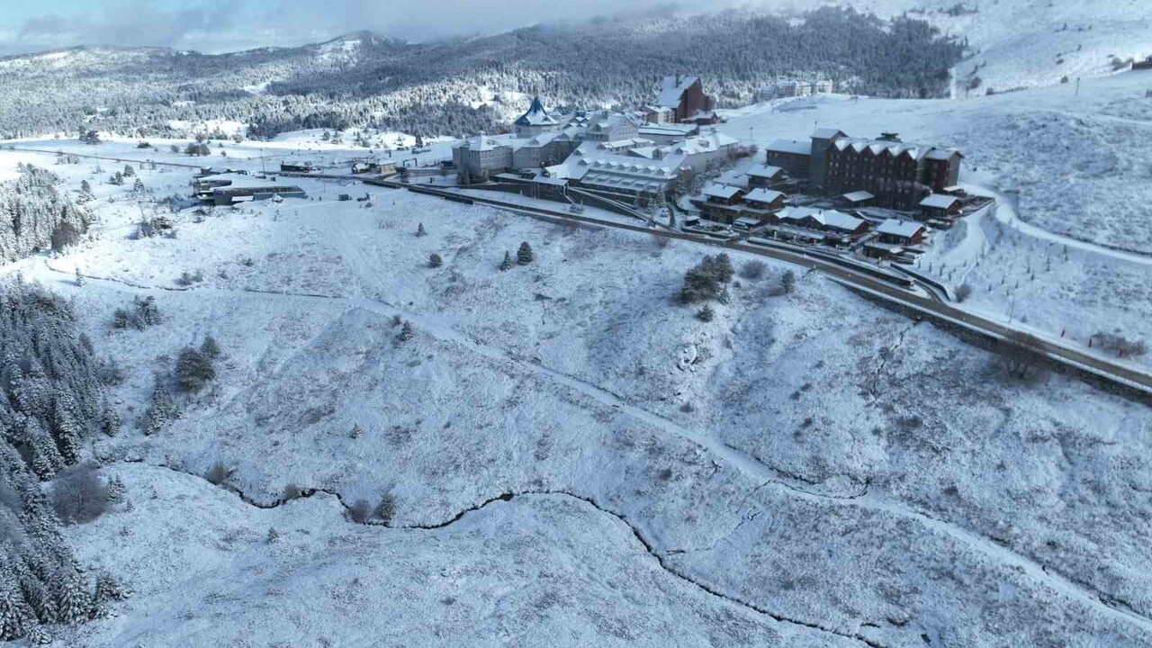 KIŞ TURİZMİNİN ÖNEMLİ MERKEZLERİNDEN OLAN ULUDAĞ'DA KAR KALINLIĞI 10 SANTİMETREYE...