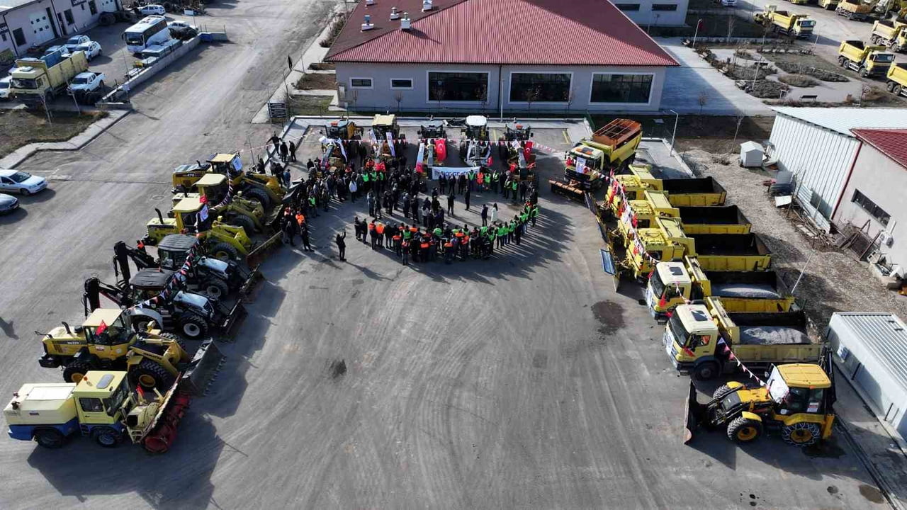 KIŞIN EN SERT GEÇTİĞİ İLLERDEN BİRİSİ OLAN SİVAS’TA İL ÖZEL İDARE KARLA MÜCADELE EKİPLERİ KIŞ...