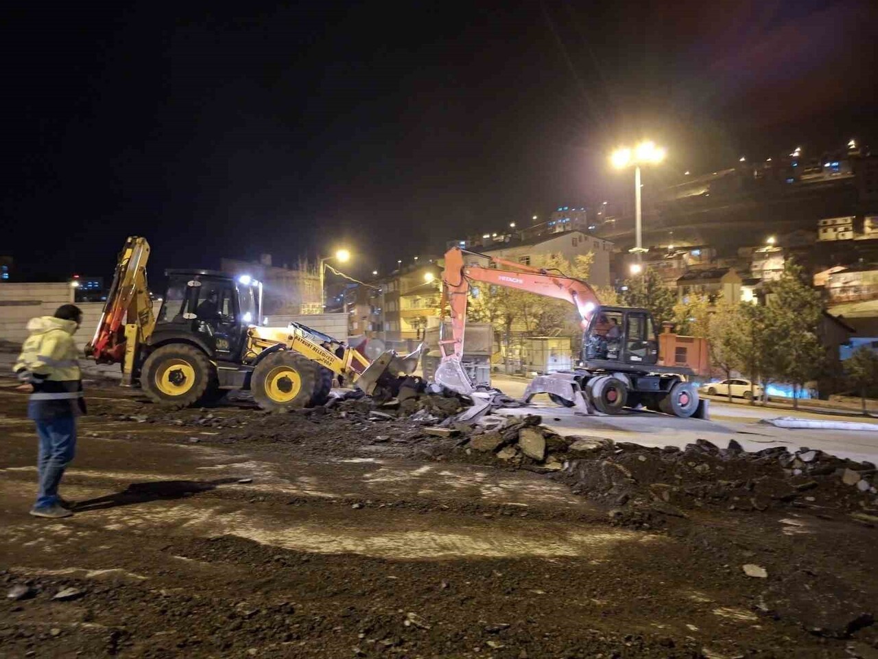 KIŞLA RAMPASININ ASFALTI YENİLENİYOR