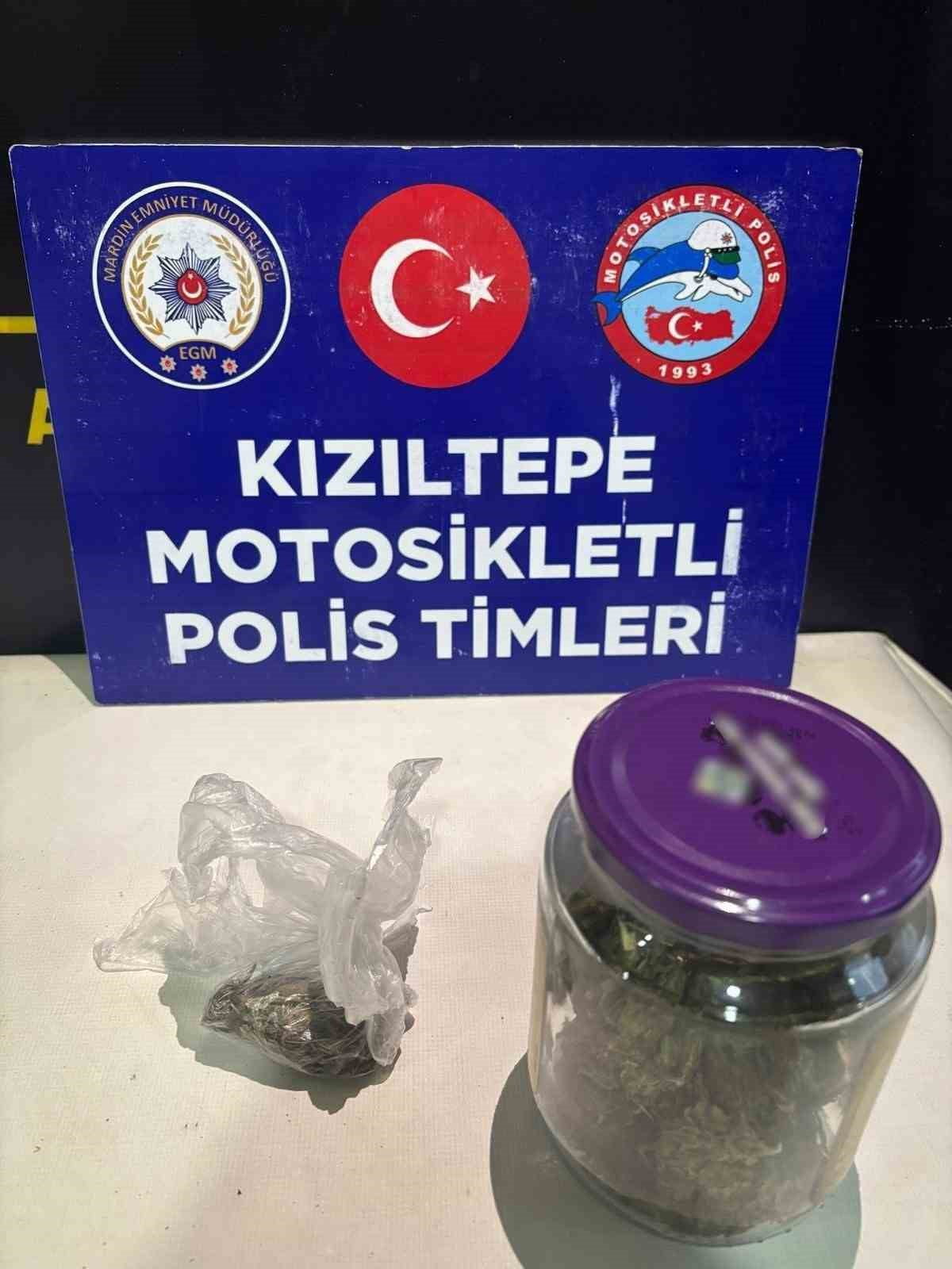 KIZILTEPE İLÇESİNDE BİR ARAÇ DURDURULARAK ARAMA YAPILDI. YAPILAN KONTROLLERDE 51,60 GRAM ESRAR ELE...