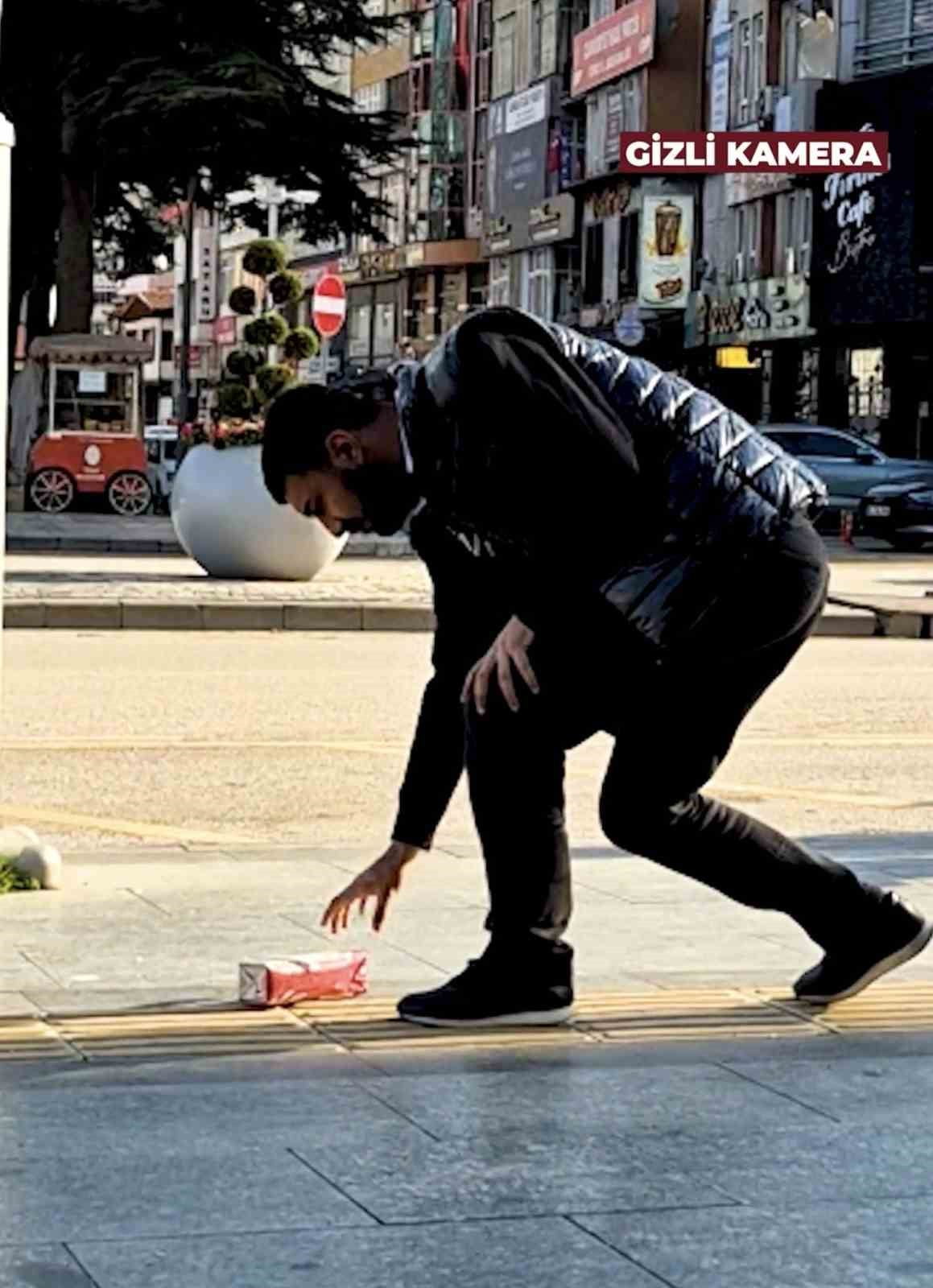 KLİPTE, VATANDAŞLARIN YOLDA GÖRDÜKLERİ ÇÖPLERİ YERDEN ALIP ÇÖP KUTULARINA ATTIĞI ANLAR YER...