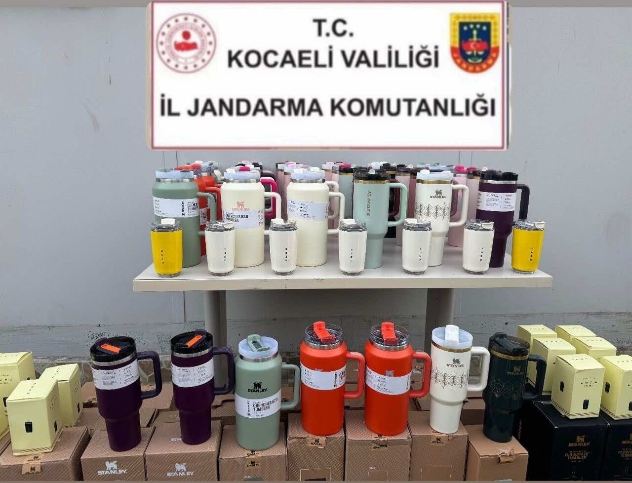 KOCAELİ'DE 4 ARAÇTA YAPILAN ARAMALARDA 9 RUHSATSIZ TABANCA İLE ŞARJÖRLERİ, PİYASA DEĞERİ YAKLAŞIK...