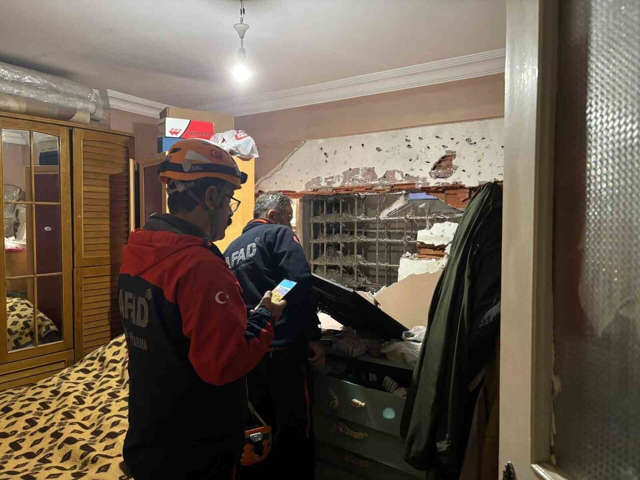 KOCAELİ'DE 5 KATLI BİR APARTMANIN YANINDAKİ İNŞAAT ÇALIŞMASI, 1'İNCİ KATINDAKİ DAİRESİNİN ODASININ...