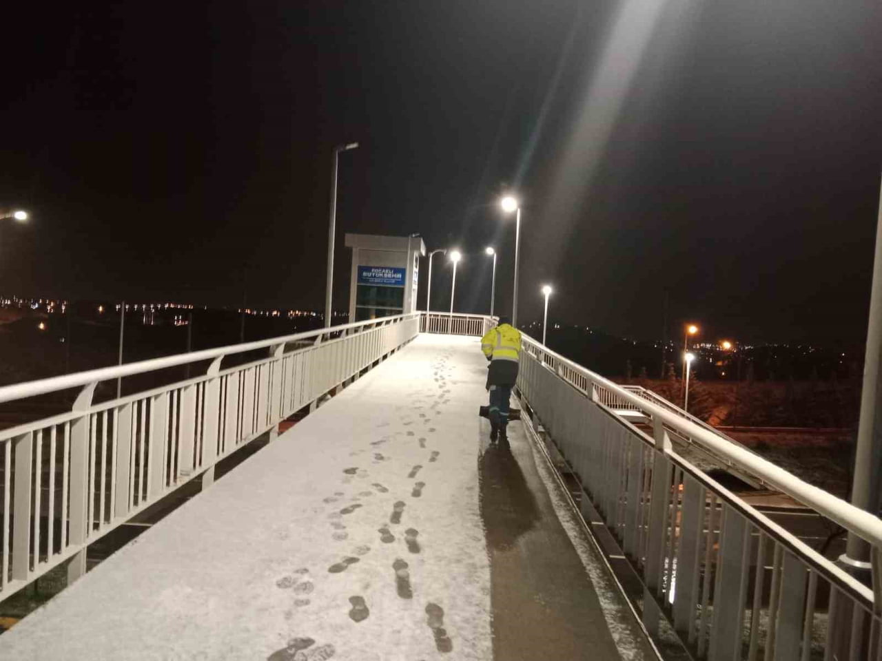 KOCAELİ'DE BELEDİYE EKİPLERİ, KENTTE ETKİLİ OLAN KAR YAĞIŞI NEDENİYLE ULAŞIMDA AKSAMA YAŞANMAMASI...