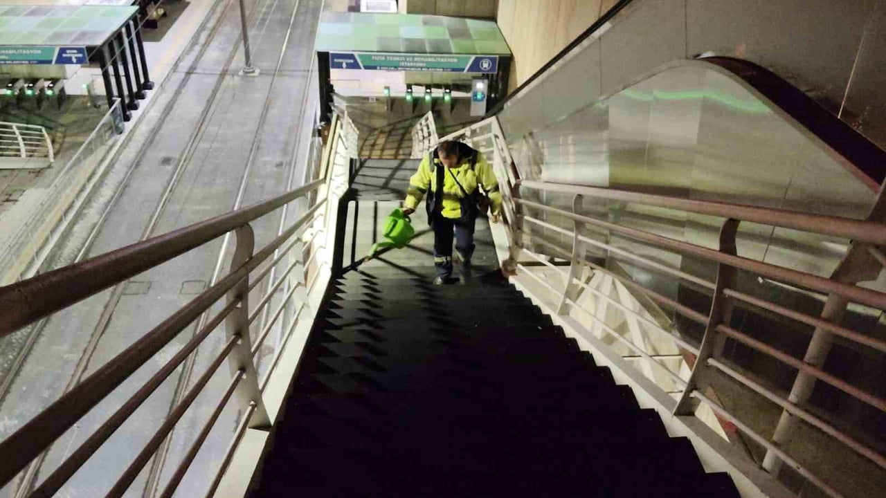 KOCAELİ'DE BELEDİYE EKİPLERİ, KIŞ AYLARINDA VATANDAŞLARIN GÜVENLİ ULAŞIMINI SAĞLAMAK AMACIYLA ÜST...