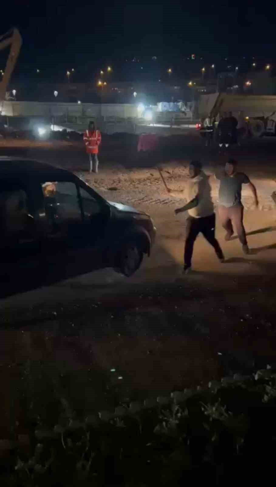 KOCAELİ'DE BİR SÜRÜCÜ TRAFİKTE SİNİRLENEREK TAKSİYE, YOLCU OTOBÜSÜNE VE BİR OTOMOBİLE ÇARPTIKTAN...