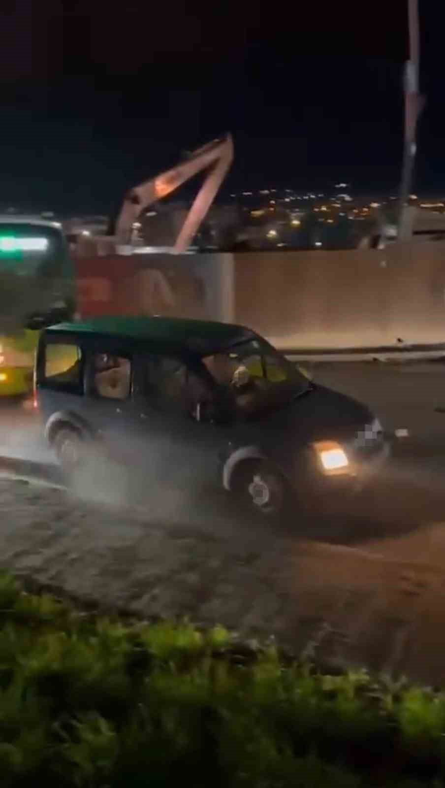 KOCAELİ'DE BİR SÜRÜCÜ TRAFİKTE SİNİRLENEREK TAKSİYE, YOLCU OTOBÜSÜNE VE BİR OTOMOBİLE ÇARPTIKTAN...