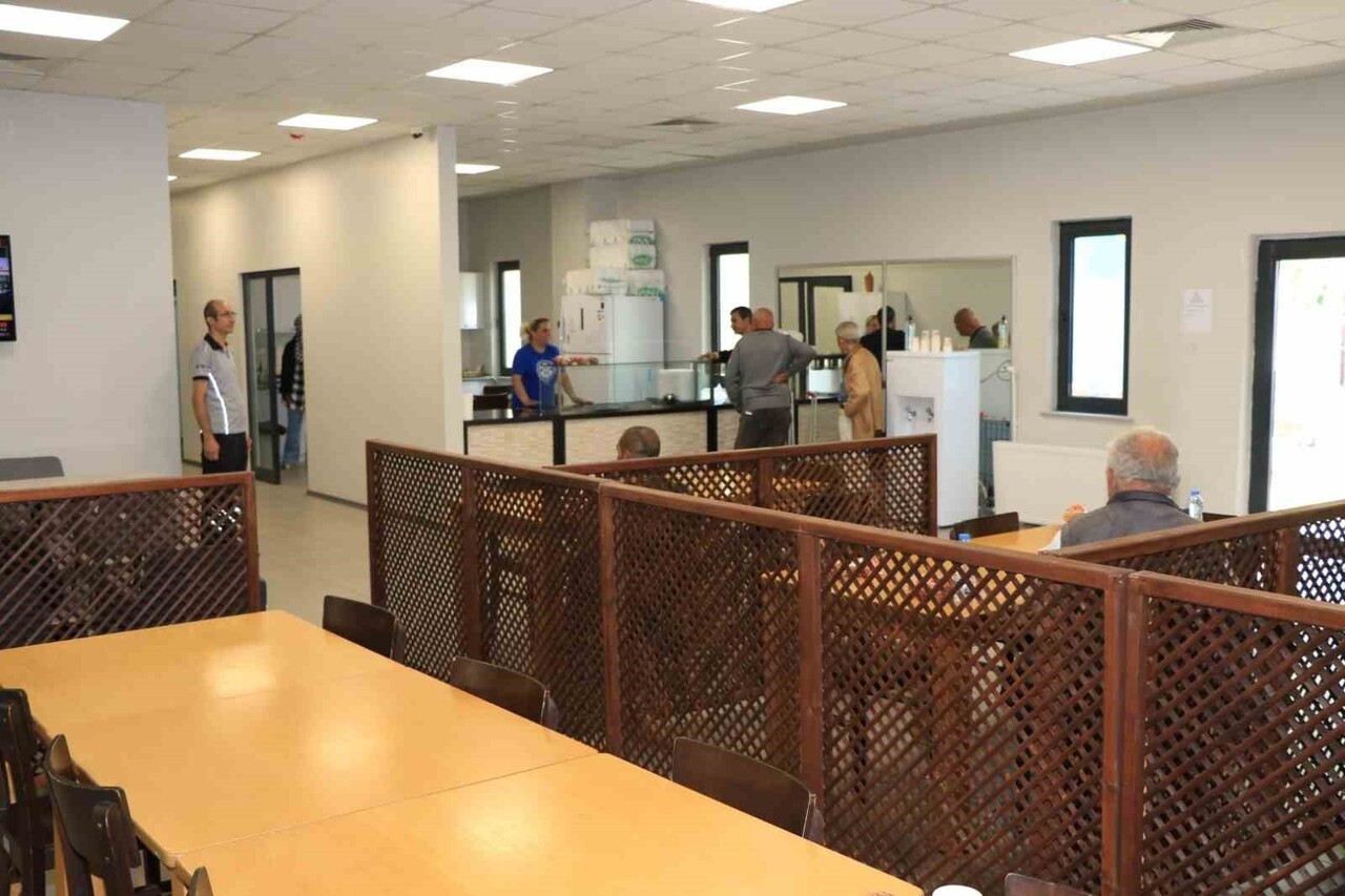 KOCAELİ'DE EVİ OLMAYAN VE SOKAKTA YAŞAMAK ZORUNDA KALAN VATANDAŞLARA HİZMET VEREN GÜNDÜZLÜ...