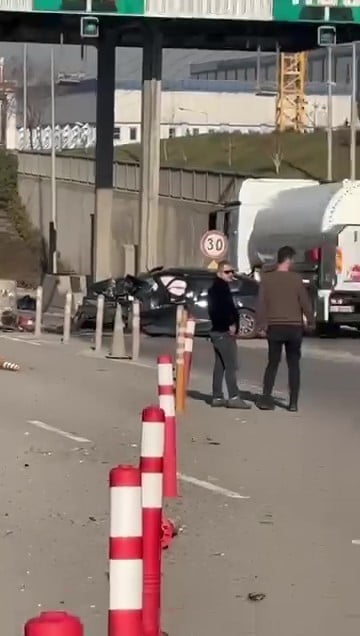 KOCAELİ'DE OTOMOBİL TEM OTOYOLU GİŞELERİNE ÇARPMIŞTI (ARŞİV)