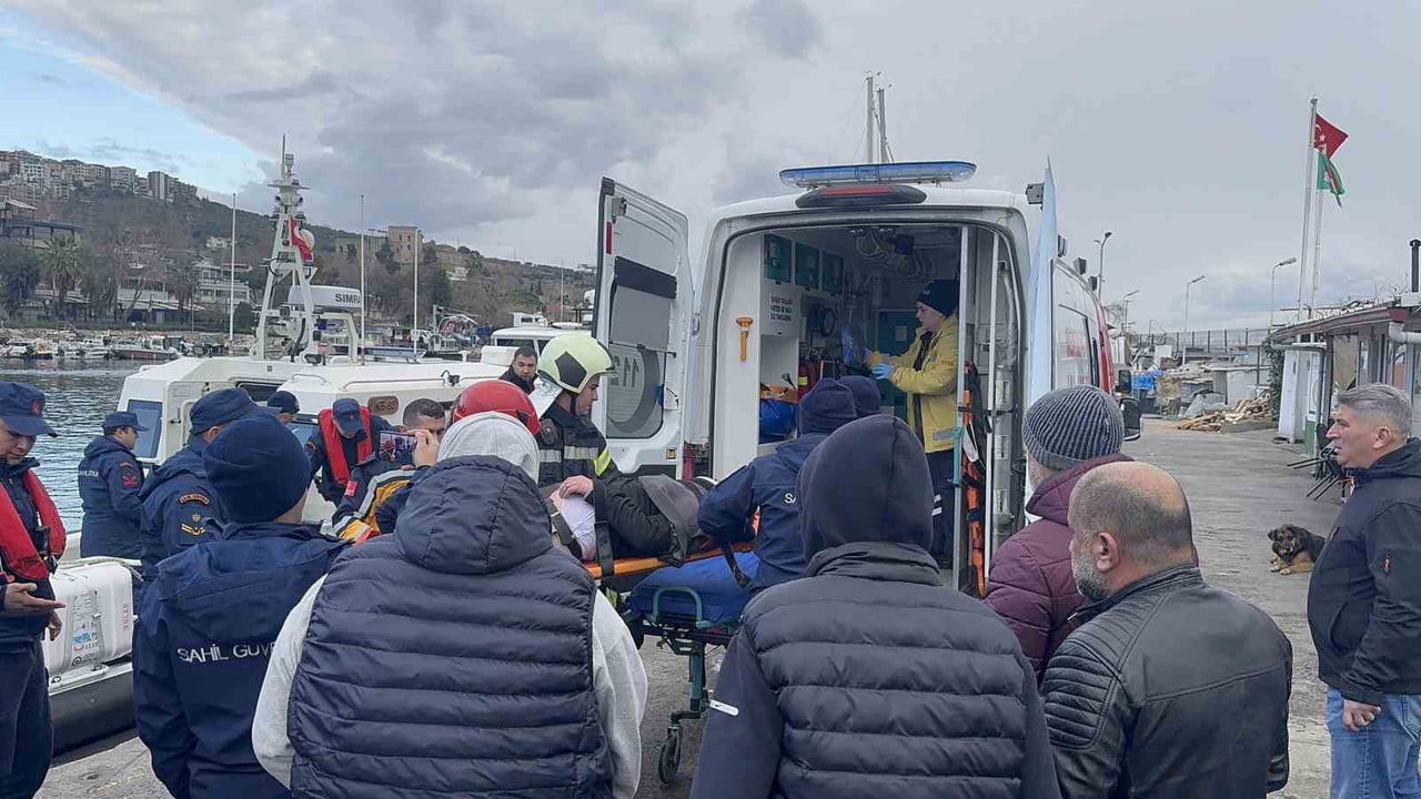 KOCAELİ'DE SAHİLDE DENİZDE ÇIRPINAN BİR VATANDAŞ, ÇEVREDEKİ KİŞİLERİN İHBARI ÜZERİNE SAHİL...