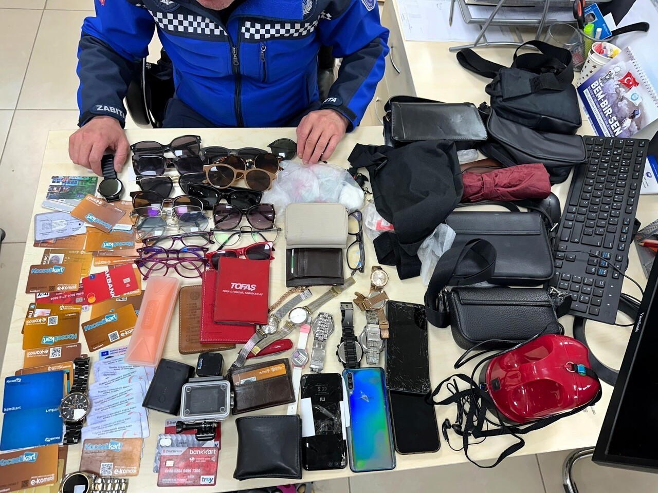 KOCAELİ'DE VATANDAŞLARIN PARK, BULVAR VE DURAK GİBİ SOSYAL ALANLARDA UNUTTUĞU EŞYALAR, ZABITA...