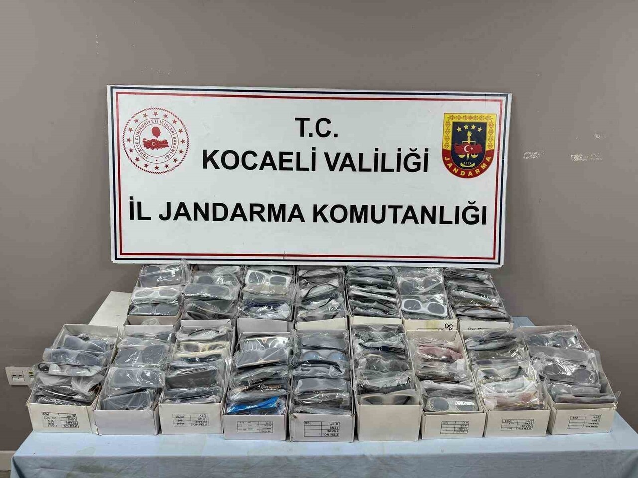 KOCAELİ'DE YAPILAN OPERASYONDA PİYASA DEĞERİ YAKLAŞIK 2.6 MİLYON TL OLAN 500 ADET ÜNLÜ MARKALARA...