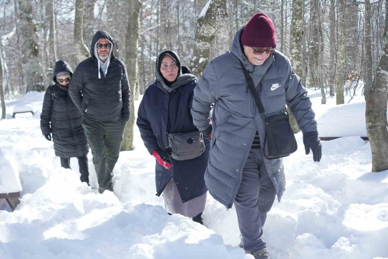KOCAELİ'DE YAŞANAN KAR YAĞIŞIYLA BİRLİKTE KIŞ TURİZMİN MERKEZİ OLAN KARTEPE YENİDEN BEYAZA...