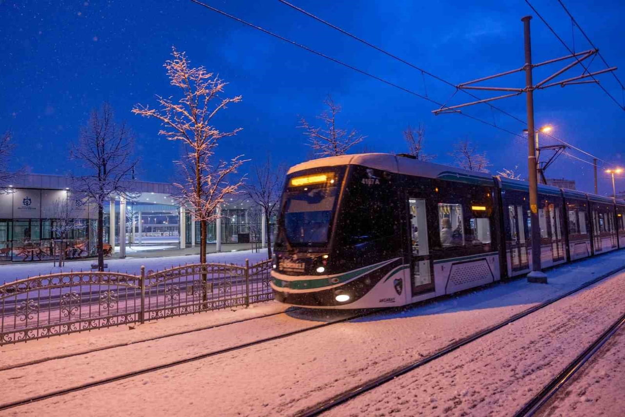 KOCAELİ'DE YILBAŞI GECESİ BEKLENEN YOĞUNLUĞA KARŞI OTOBÜS VE TRAMVAY HATLARINDA EK SEFERLER...