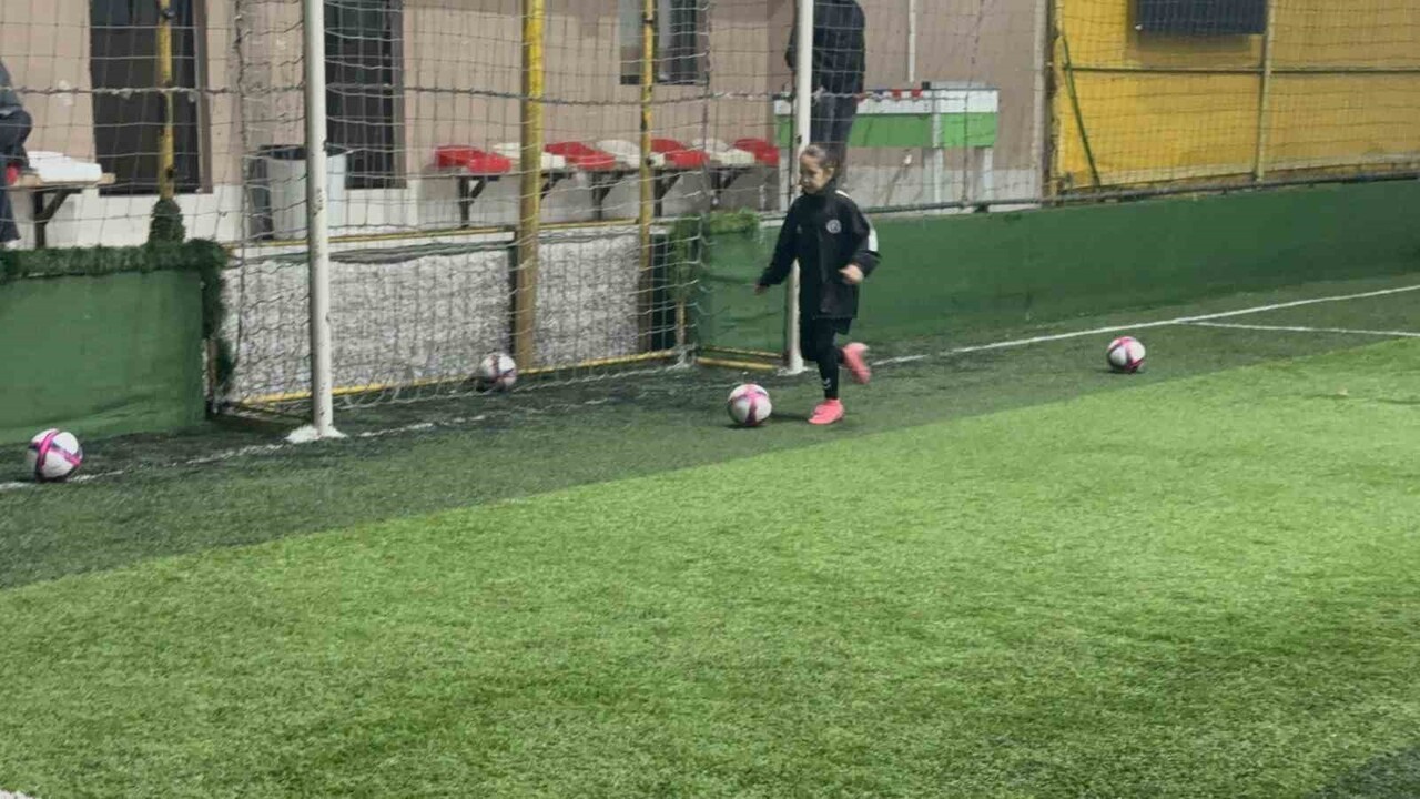 KOCAELİ'NİN DARICA İLÇESİNDE OYNADIĞI FUTBOL VE ATTIĞI ŞIK GOLLERLE DİKKATLERİ ÜZERİNE ÇEKEN 9...