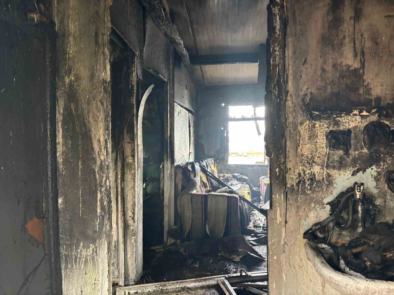 KOCAELİ'NİN DİLOVASI İLÇESİNDE PREFABRİK EVDE ÇIKAN YANGINDA MAHSUR KALAN 63 YAŞINDAKİ ASIM BAL...