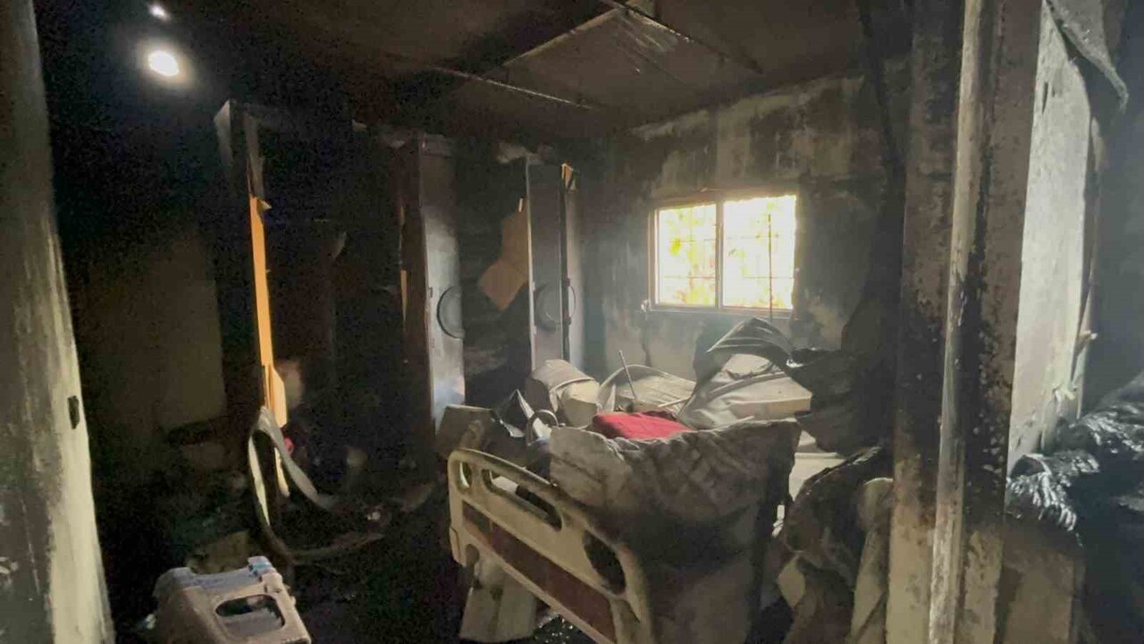 KOCAELİ'NİN DİLOVASI İLÇESİNDE PREFABRİK EVDE ÇIKAN YANGINDA MAHSUR KALAN 63 YAŞINDAKİ ASIM BAL...