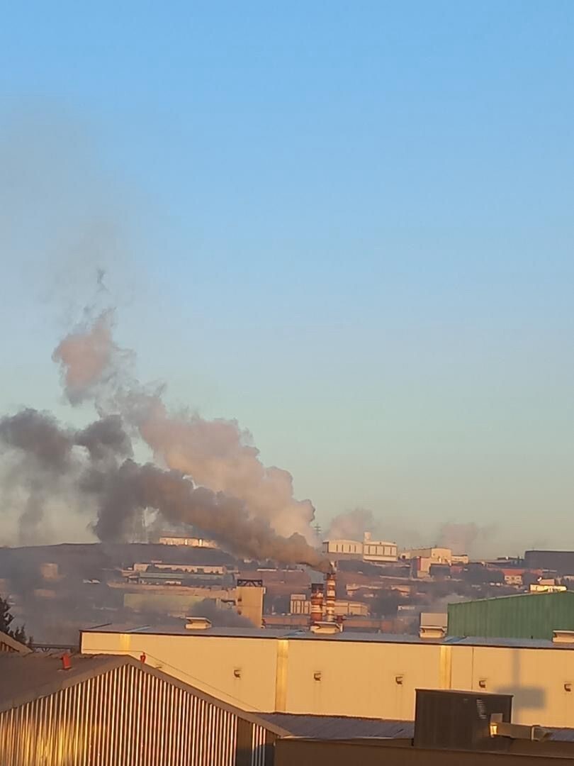 KOCAELİ'NİN DİLOVASI İLÇESİNDEKİ BİR FABRİKANIN BACASINDAN ÇIKAN SİYAH DUMAN VATANDAŞLARI TEDİRGİN...