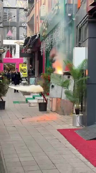 KOCAELİ'NİN GEBZE İLÇESİNDE TRAFODA ANİ PARLAMA İTFAİYENİN HIZLI MÜDAHALESİYLE FACİANIN ÖNÜNE...