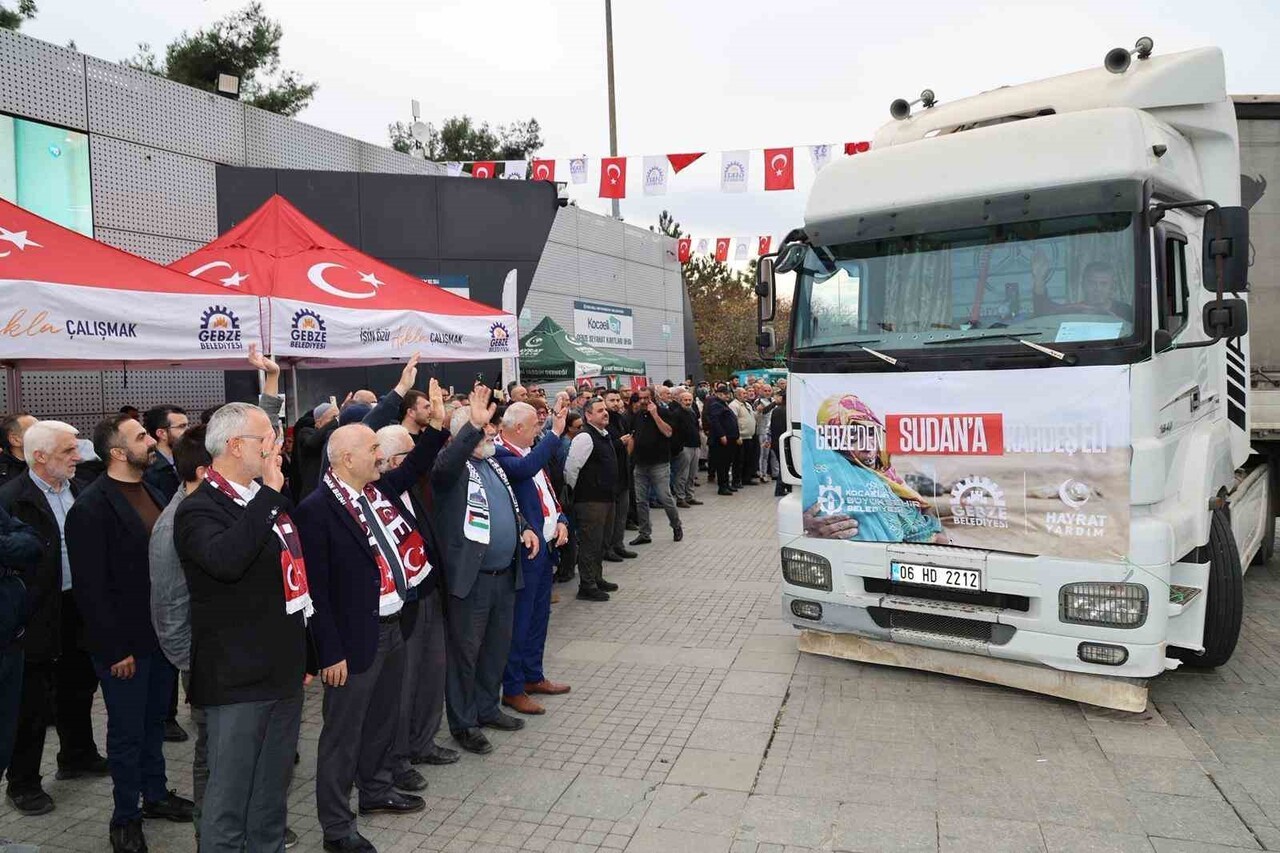 KOCAELİ'NİN GEBZE İLÇESİNDEN SUDAN'A GÖNDERİLEN 10 TIR DOLUSU İNSANİ YARDIM MALZEMESİ DUALARLA...