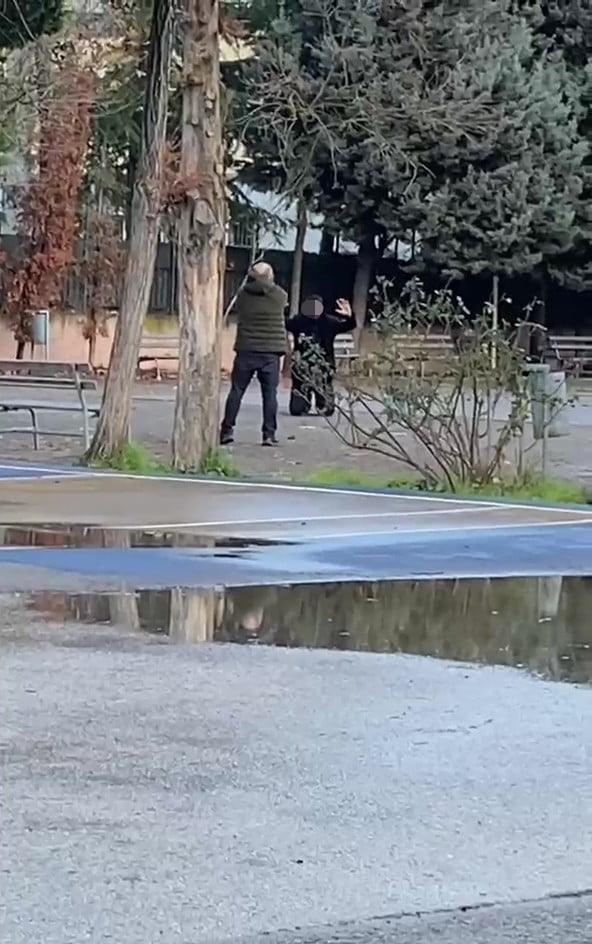 KOCAELİ'NİN İZMİT İLÇESİNDE KIZINA ŞANTAJ UYGULAYAN VE ISRARLA TAKİP EDEN GENCİ OKUL BAHÇESİNDE...