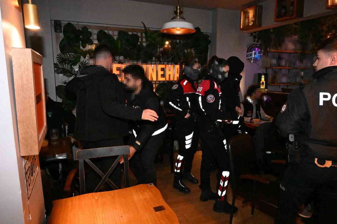 KOCAELİ'NİN İZMİT İLÇESİNDE POLİS EKİPLERİ TARAFINDAN EĞLENCE MEKANLARINA YÖNELİK DENETİMLER...