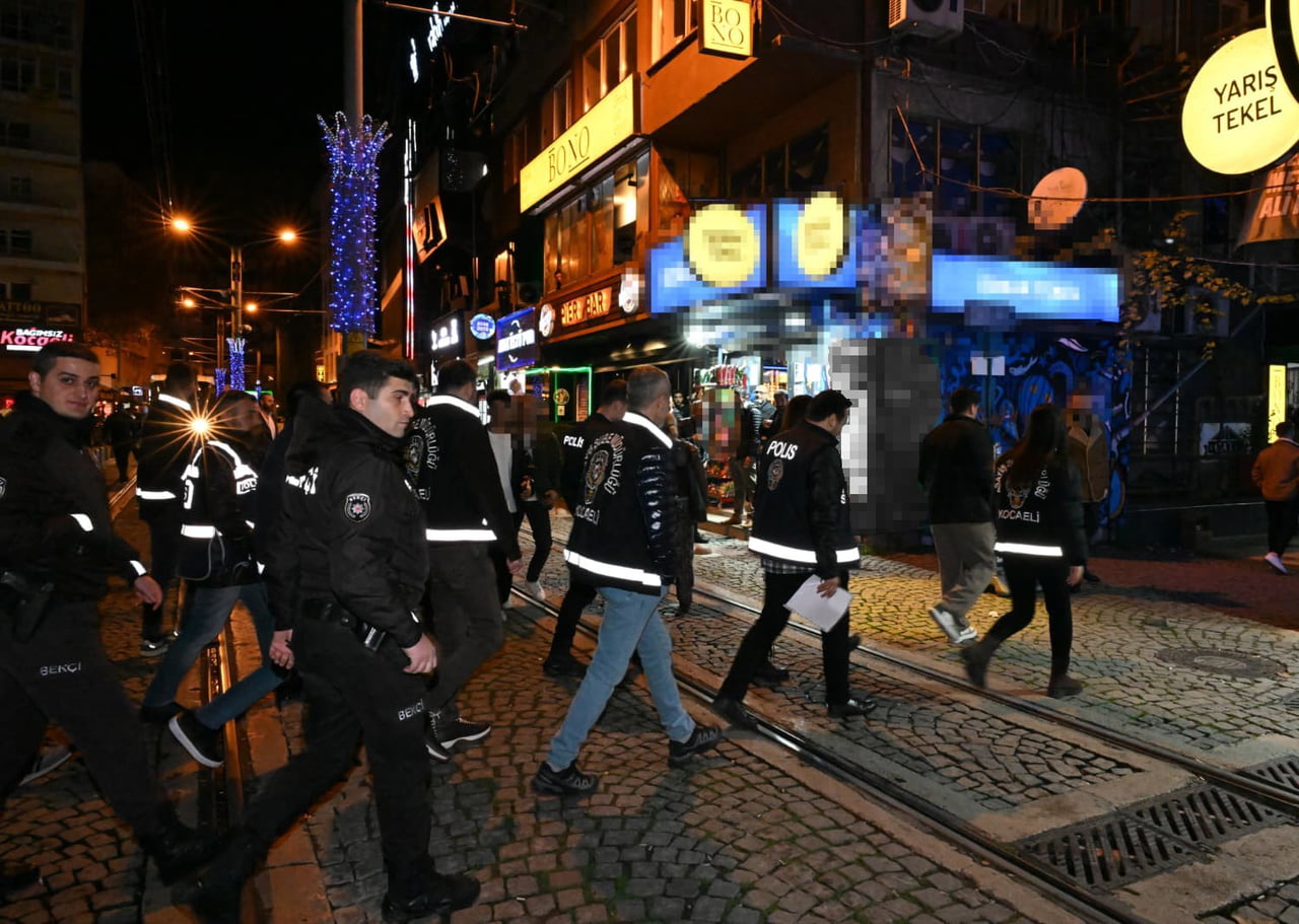 KOCAELİ'NİN İZMİT İLÇESİNDE POLİS EKİPLERİ TARAFINDAN EĞLENCE MEKANLARINA YÖNELİK DENETİMLER...