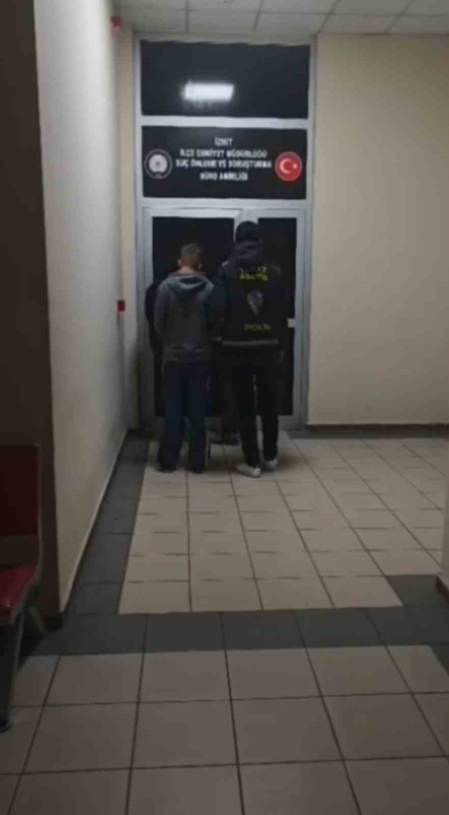 KOCAELİ'NİN İZMİT İLÇESİNDE SOKAK DUVARLARINA YASA DIŞI BAHİS SİTESİ REKLAMI YAZDIKLARI BELİRLENEN...