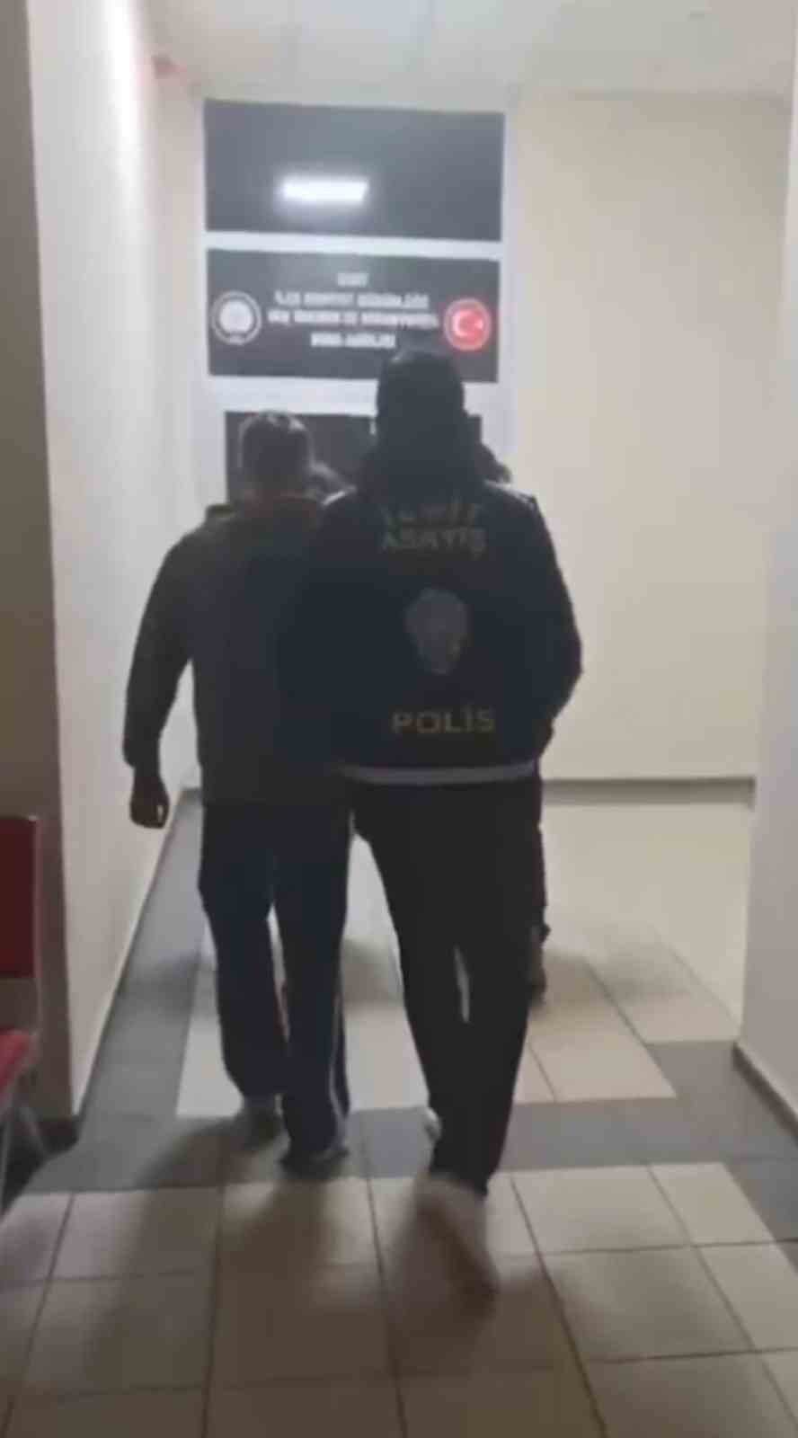 KOCAELİ'NİN İZMİT İLÇESİNDE SOKAK DUVARLARINA YASA DIŞI BAHİS SİTESİ REKLAMI YAZDIKLARI BELİRLENEN...