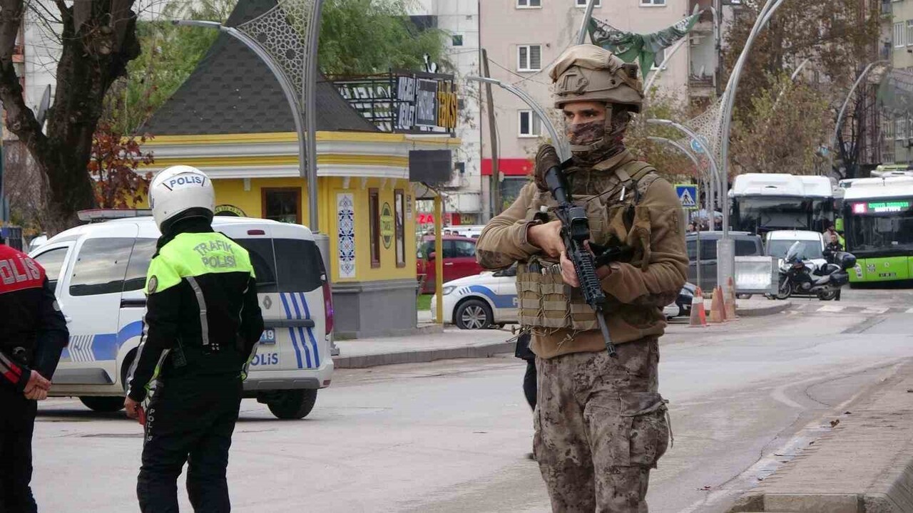 KOCAELİ'NİN İZMİT İLÇESİNDE TAKSİ DURAĞINA GİREN VE ELİNDE TABANCA İLE BIÇAK BULUNAN ŞÜPHELİ, ÖZEL...