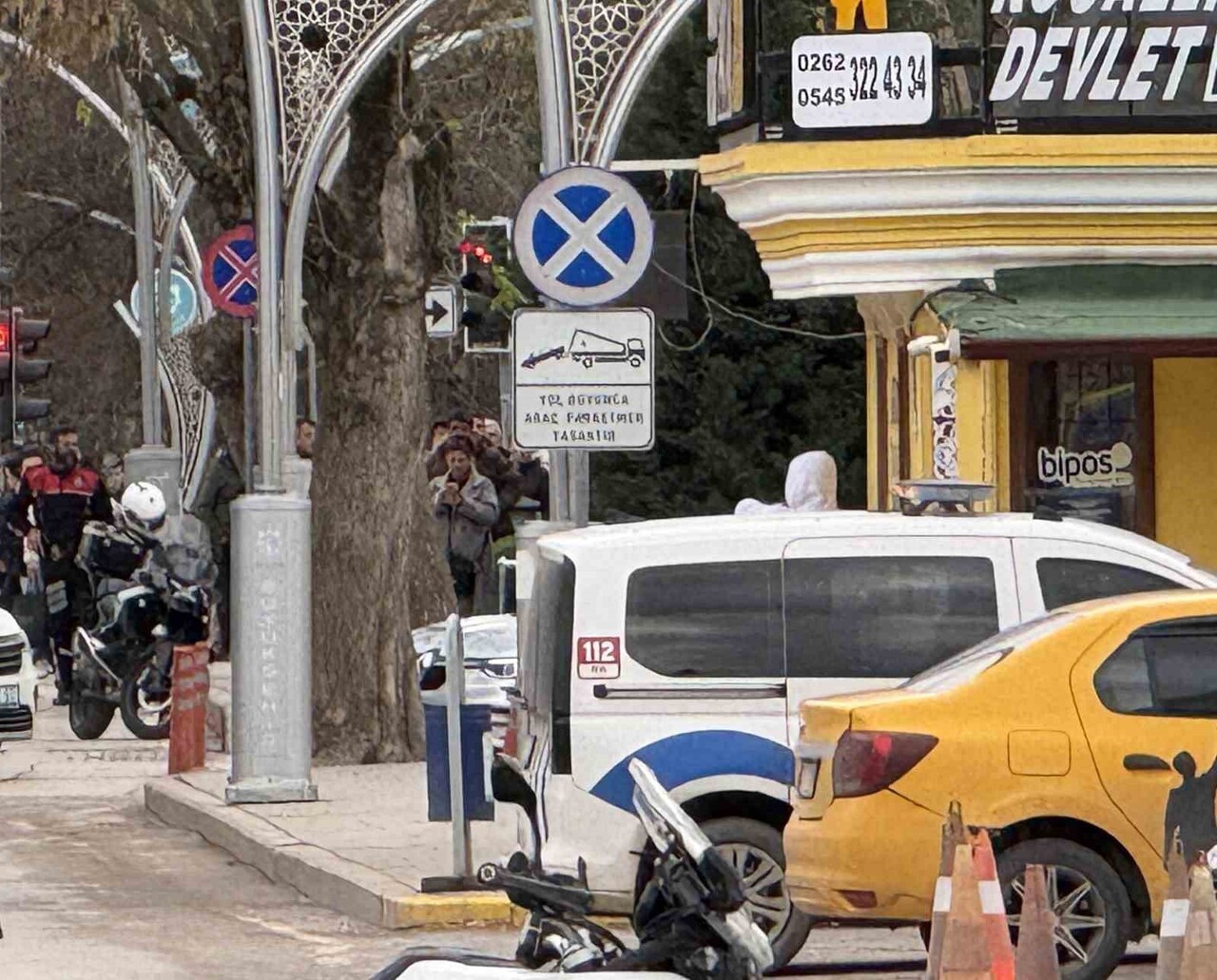 KOCAELİ'NİN İZMİT İLÇESİNDE TAKSİ DURAĞINA GİREN VE ELİNDE TABANCA İLE BIÇAK BULUNDUĞU ÖĞRENİLEN...